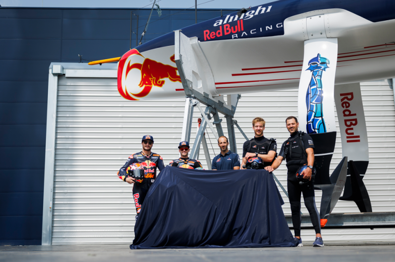 Alinghi Red Bull Racing si concentra sulla prima regata e accoglie Red Bull KTM Factory Racing in visita alla base del team