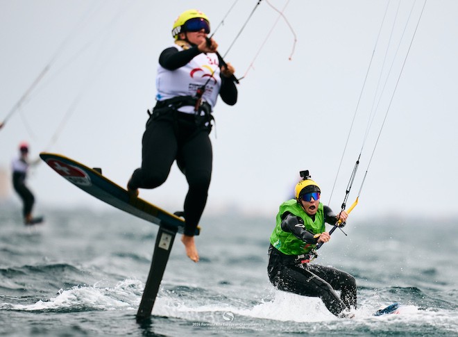 © IKA media/ Robert Hajduk: Ellie Aldridge (green) does her best to avoid Elena Lengwiler in the air