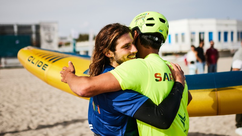Julien Ratotti e Mathis Ghio si abbracciano dopo la Grand Finale della quarta prova Wingfoil Racing World Cup (Credits IWSA media / Robert Hajduk)