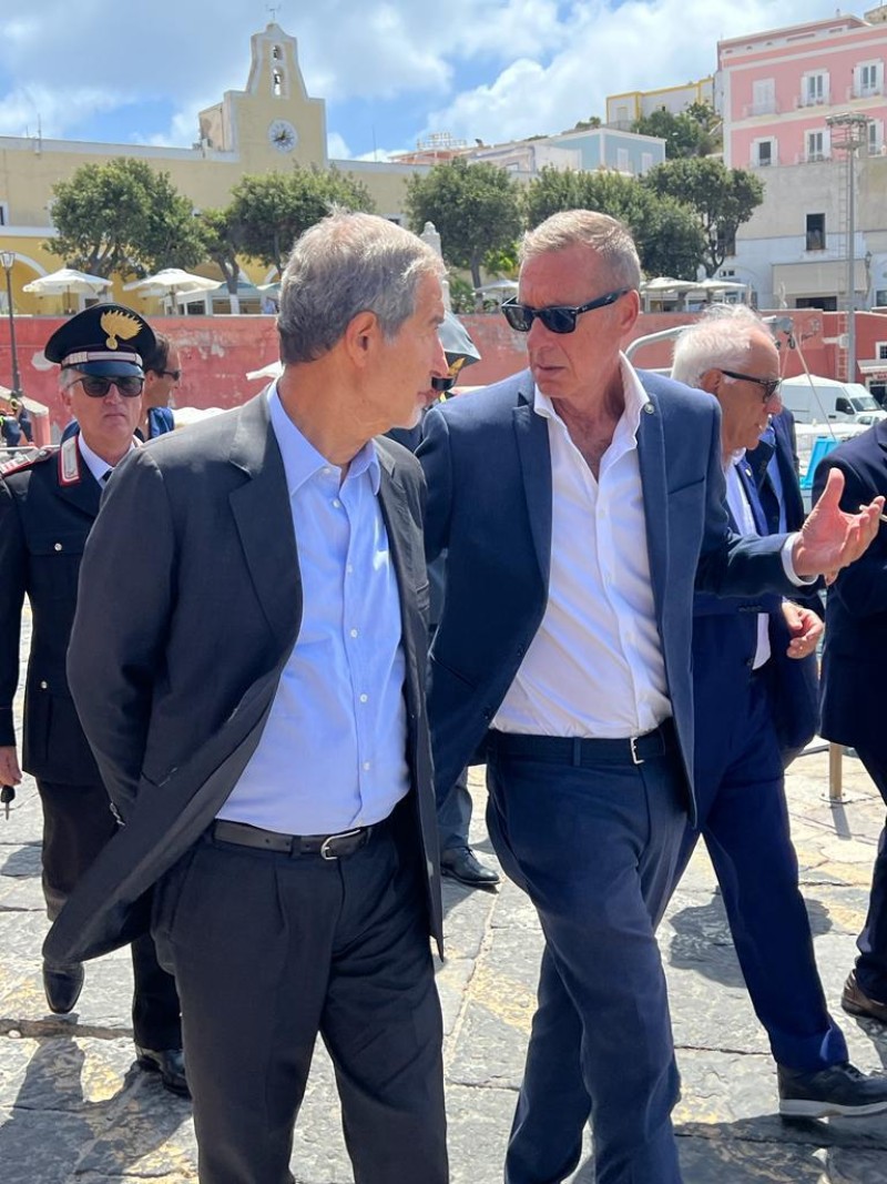 Il ministro Nello Musumeci, in visita ufficiale sull'isola di Ponza
