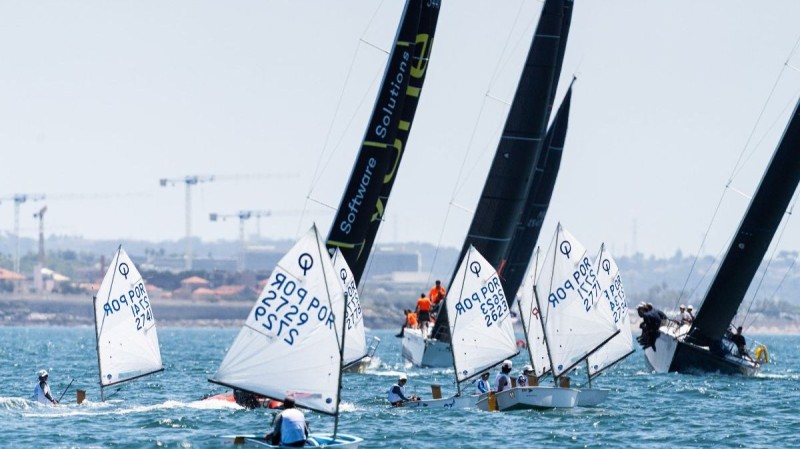 Snipe, Optimist e la flotta dei "grandi" nella baia di Cascais. @ MFRT