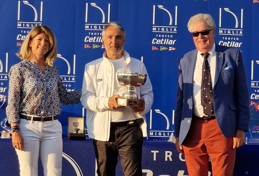 Elena and Aldo Parisotto receive the Gianfranco Alberini Trophy from IMA Secretary General Andrew McIrvine. Photo: James Boyd / IMA