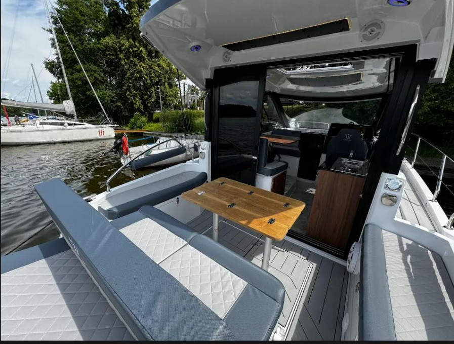 Nautic 880: Spazi da Houseboat, Stile da Family Boat