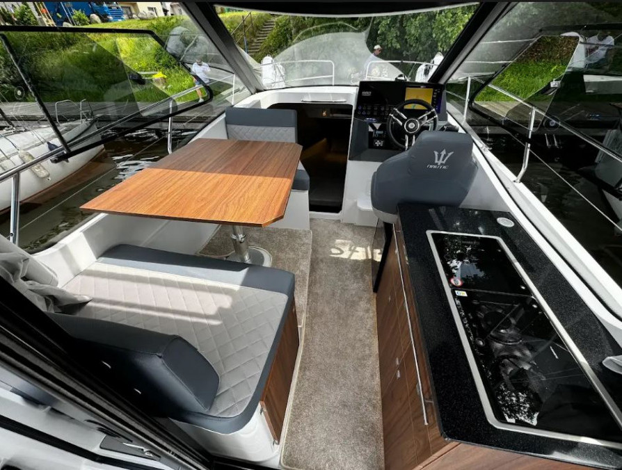 Nautic 880: Spazi da Houseboat, Stile da Family Boat