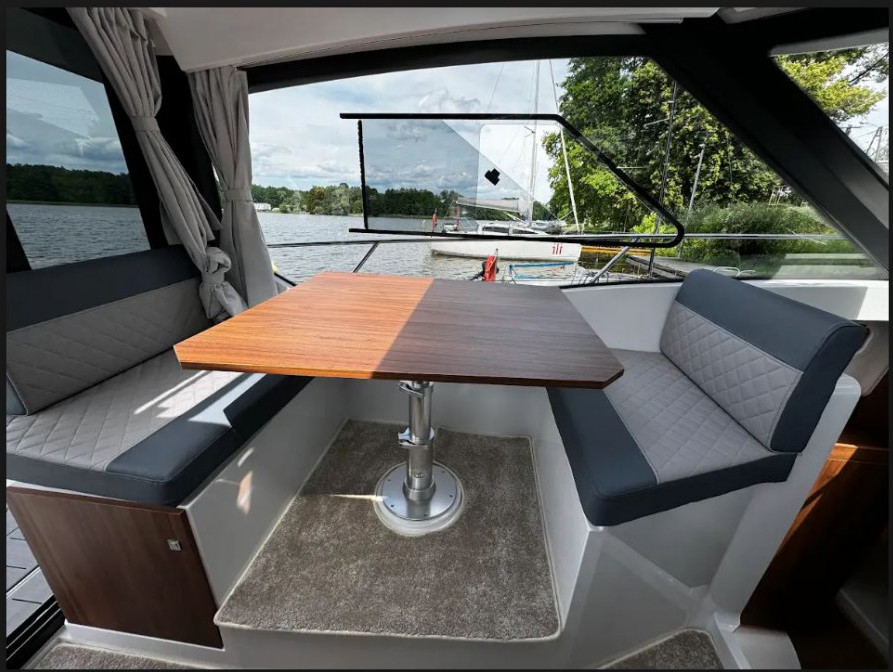 Nautic 880: Spazi da Houseboat, Stile da Family Boat