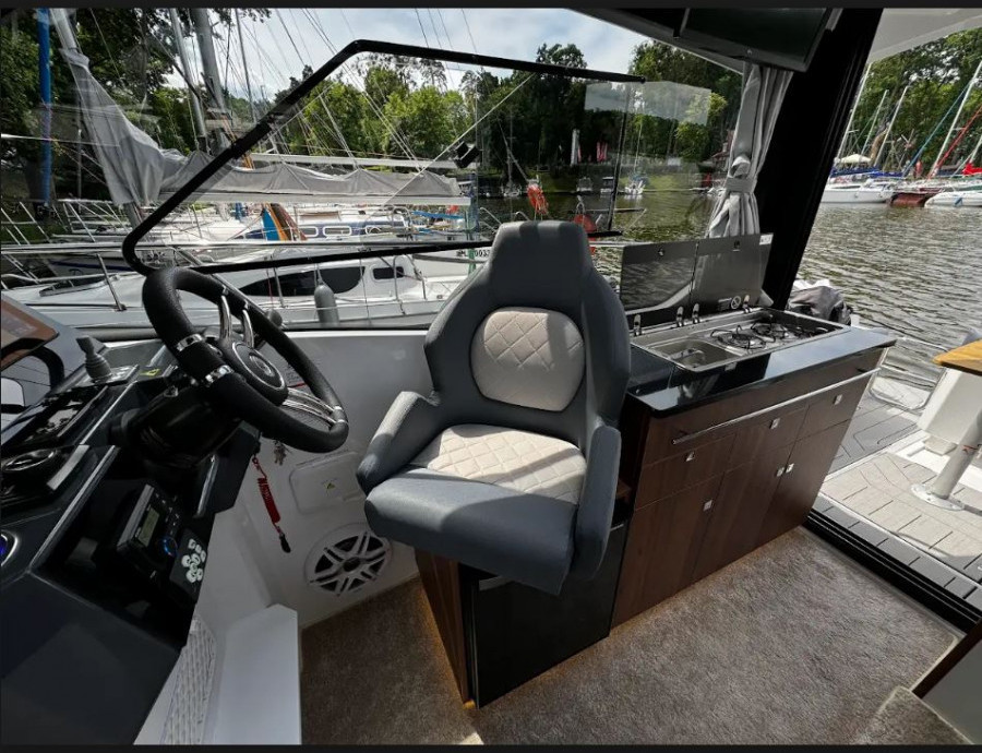 Nautic 880: Spazi da Houseboat, Stile da Family Boat