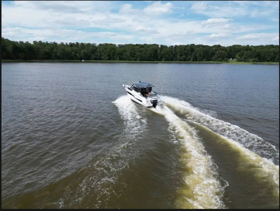 Nautic 880: Spazi da Houseboat, Stile da Family Boat