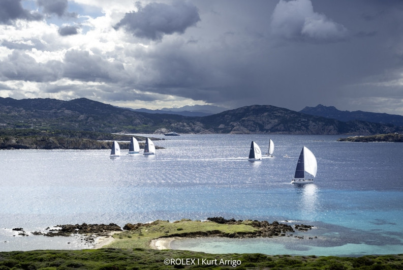 La flotta Swan all'uscita del Passo delle Bisce con il temporale in arrivo