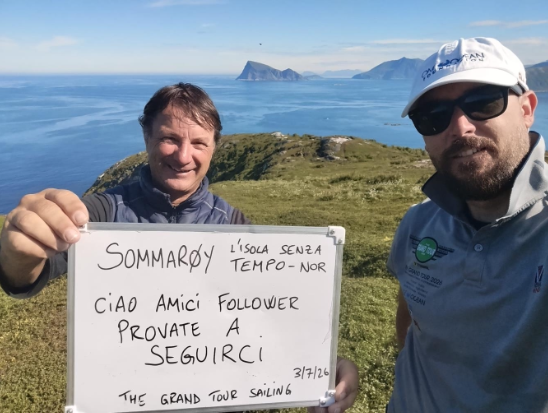 Franco Deganutti e Manuel Vlacich in cima al promontorio dell&rsquo;isola di Sommaroy dopo la ricognizione della costa