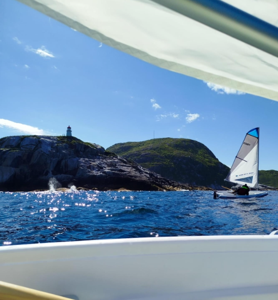 Il momento del raggiungimento del faro dell&rsquo;isola di Sommaroy