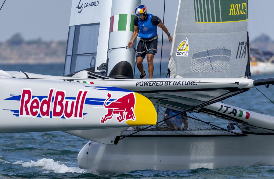 L'equipaggio italiano è pronto per la tappa finale ad Abu Dhabi. (Credit: SailGP / Laura Crowhurst: @newportdc @saltlab.productions)
