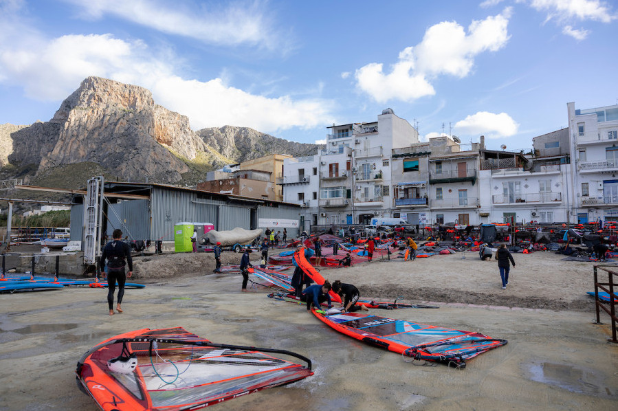 iQFoil Senior European Championship opens in Sferracavallo, Palermo