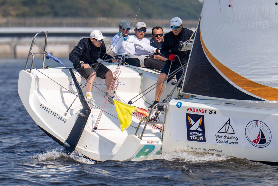 Aureli&eacute;n Pierroz/FRA in a close call with Switzerland&rsquo;s Eric Monnin, Photo: Ian Roman