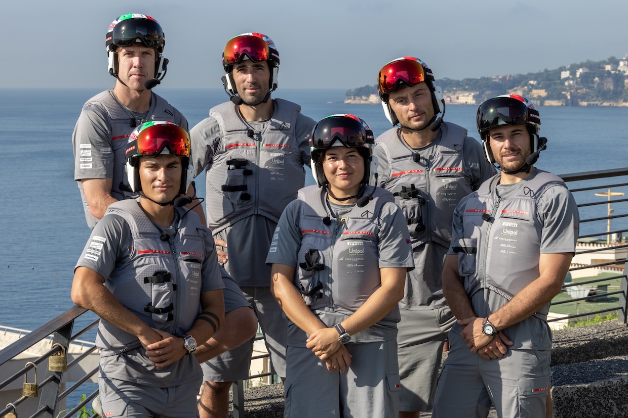 Luna Rossa 1 &ndash; Team Senior Peter Burling &ndash; timoniere Marco Gradoni &ndash; timoniere Ruggero Tita &ndash; timoniere Maria Giubilei &ndash; trimmer Gianluigi Ugolini &ndash; trimmer Umberto Molineris &ndash; trimmer