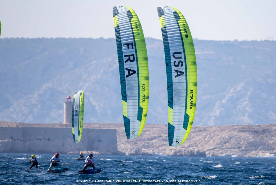 © Nikos Alevromytis: Tight racing between Lauriane Nolot and Daniela Moroz