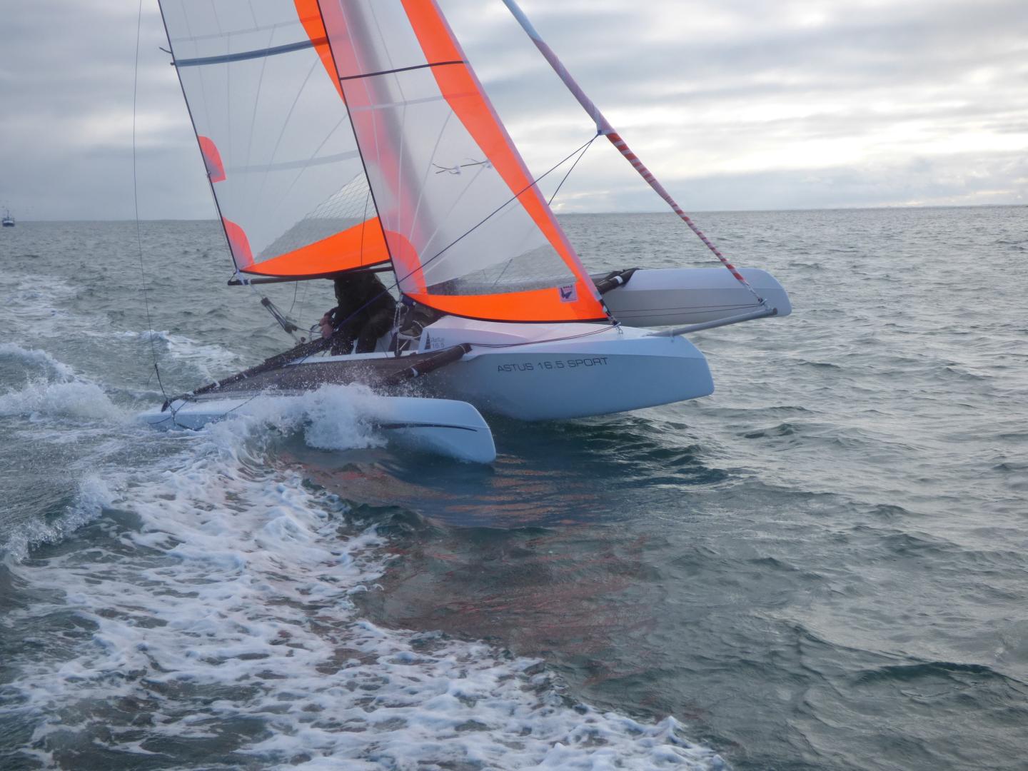 Astus 16.5 trimarano low cost by VPLP