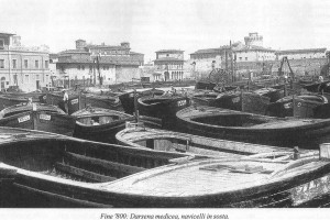 La Darsena Medicea affollata di navicelli in sosta