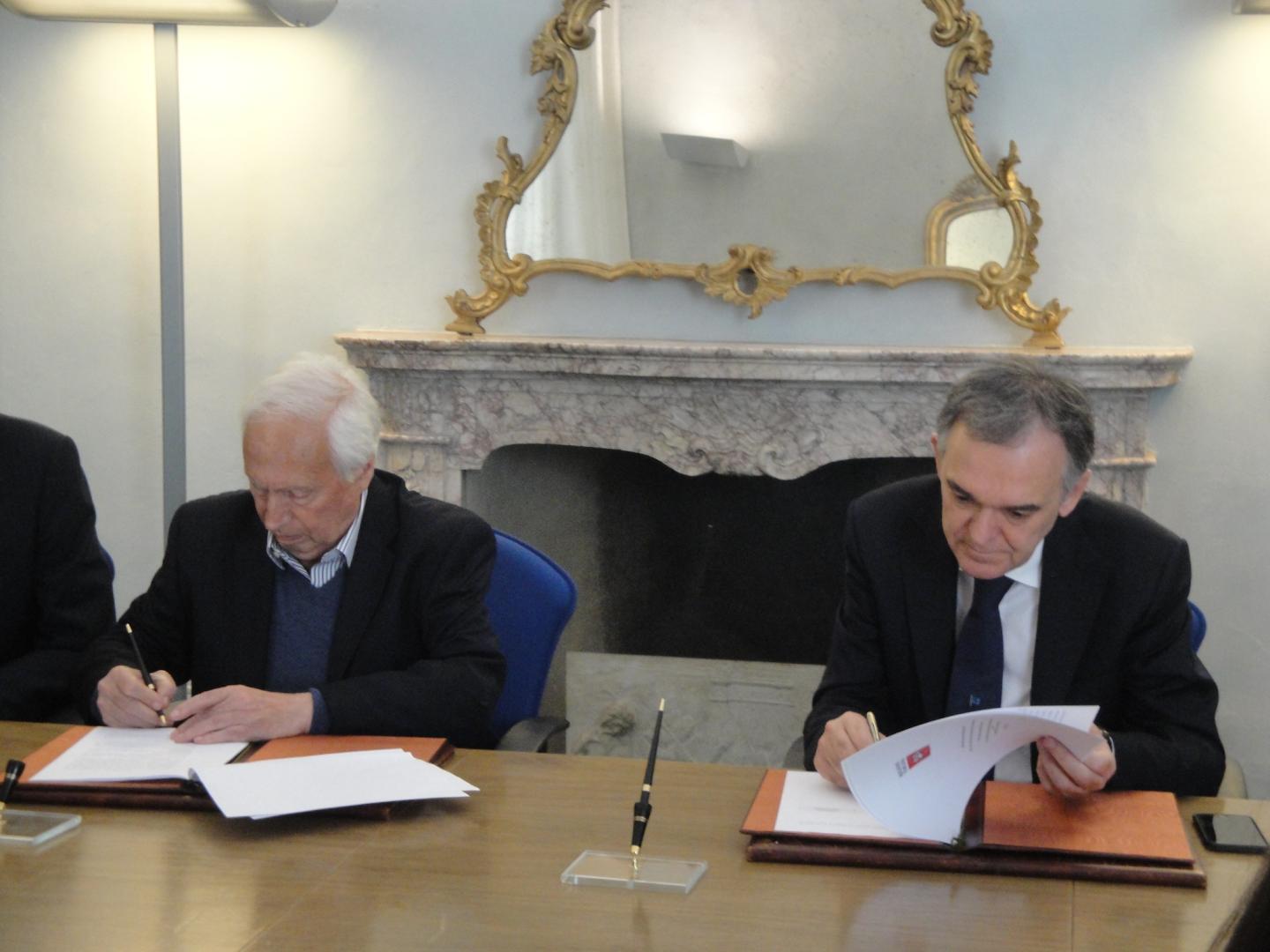 Giuseppe Balducci, in rappresentanza delle imprese, ed Enrico Rossi, Presidente Regione Toscana, firmano l'accordo per il progetto SAND