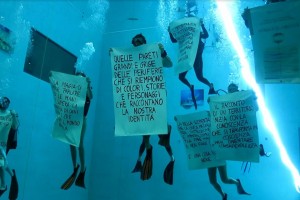 Emilio Casalini durante la presentazione subacquea del suo libro 'Rifondata sulla Bellezza', foto Cardin/Mancini
