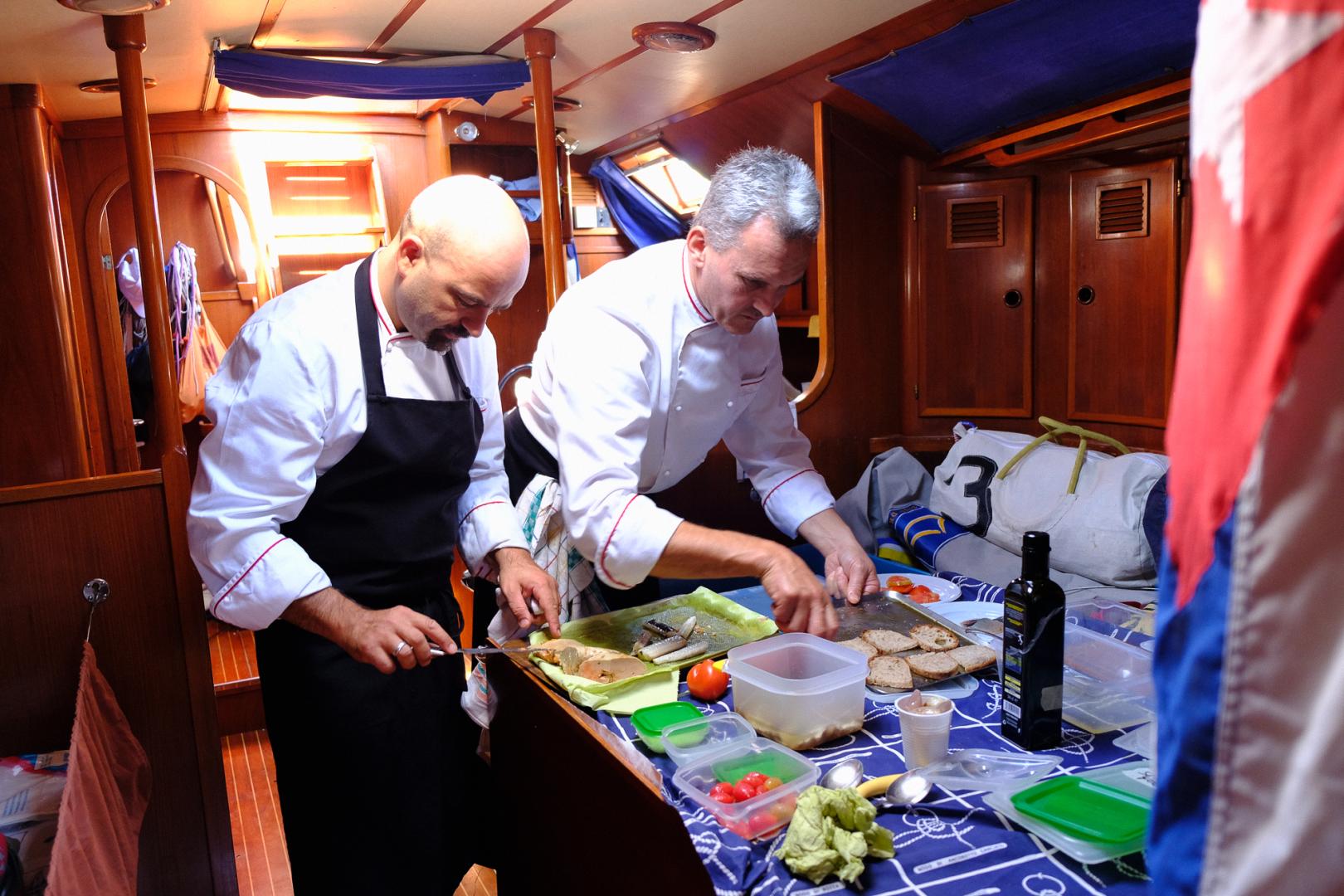 Chef mentre cucina a bordo Rotta del Vino e dell'Olio