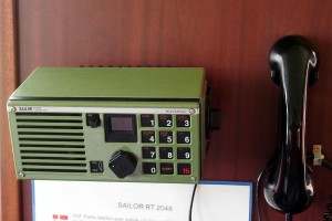 Un VHF indubbiamente datato, SAILOR RT2048, ma ancora perfettamente funzionante