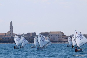 Iniziata con una regata la 1a Selezione Nazionale Optimist di Bari