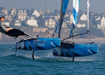 Celina and the Flying Phantom Essentiel: glamour meets foil sailing