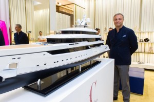 Giuseppe Palumbo, CEO Palumbo Superyachts, nella boutique Giiseppe Zanotti accanto al modellino del Columbus 80