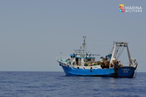 La fregata Espero in soccorso al motopesca “Tramontana”