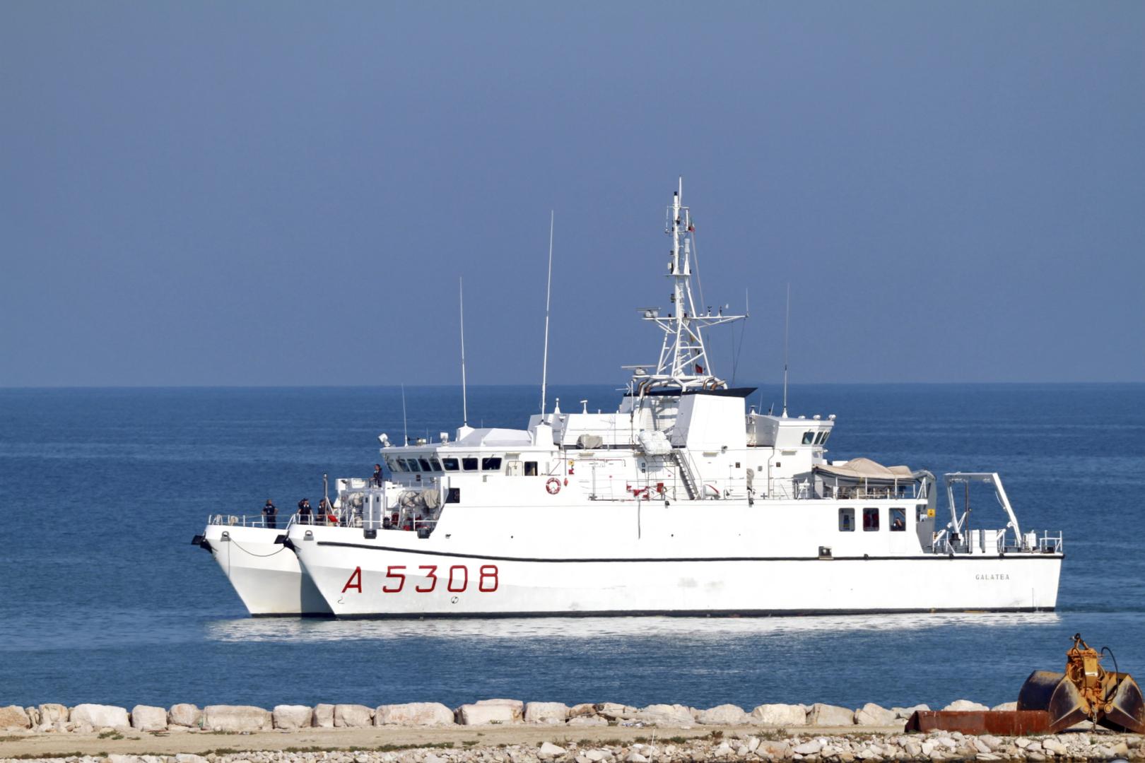 Personale Nave Galatea soccorre imbarcazione diportistica in avaria