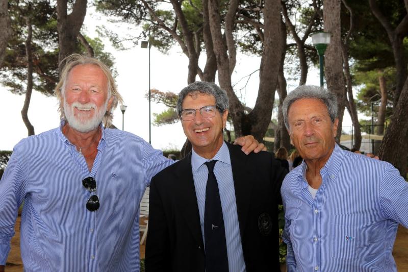 Da sinistra: Mauro Pelaschier, Ambasciatore One Ocean Foundation, il Presidente del CVS, Agostino Randazzo e il Commodoro YCCS, Riccardo Bonadeo.