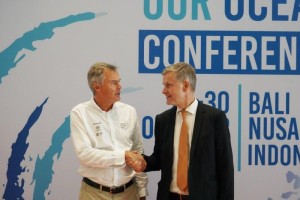 Johan Salén (L) and Erik Solheim at the Our Ocean Conference in Bali, where an MoU between The Ocean Race and UN Environment was signed