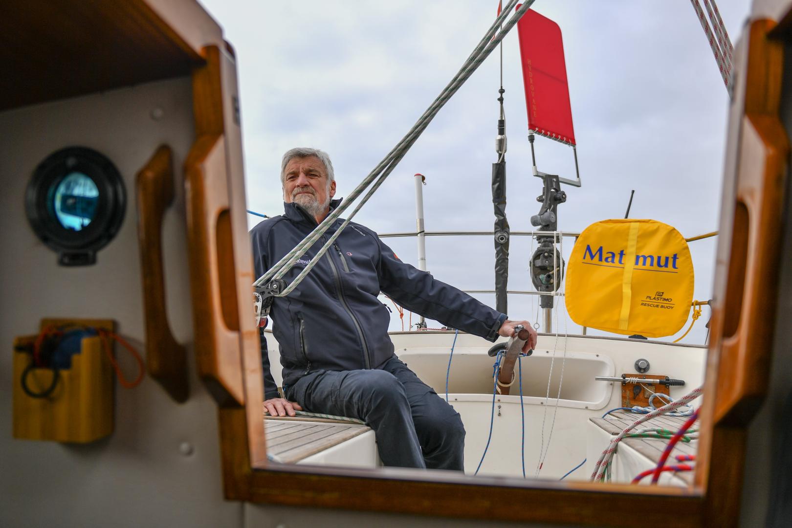 Jean-Luc Van Den Heede still has a solid hold on the lead, despite damage sustained to Matmut's mast during the Southern Ocean.