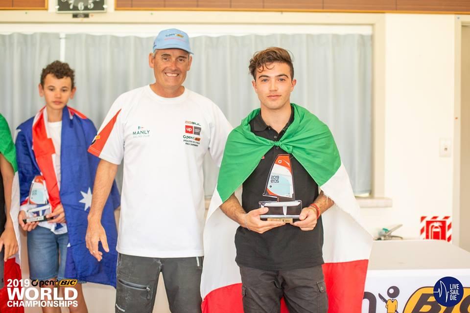 Davide Mulas Campione Mondiale Open Bic 2019 riceve il premio dalle mani di Russell Coutts
