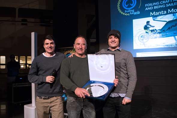 I fratelli Ferrighi e Luca Bonezzi recevono il Production Foiling Boat Award
