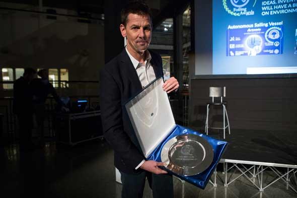 Olivier Glueck di Torqeedo mostra il Foiling Sustainability Award