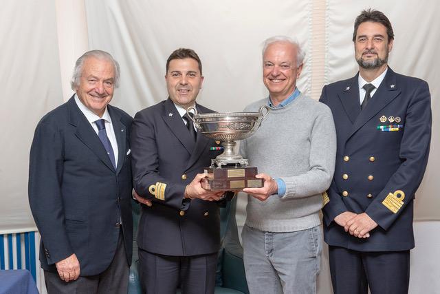 Bertazzoni riceve il Trofeo da C.V. Andrea Santini dal Presidente del Club Nautico Versilia Roberto Brunetti e dal Comandante CP di Viareggio C.F. Giovanni Calvelli. Foto: Trainotti