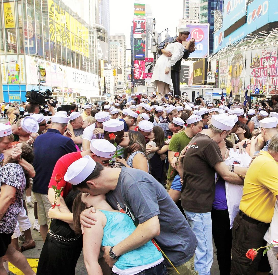 Il bacio di massa tra sconosciuti a Times Square