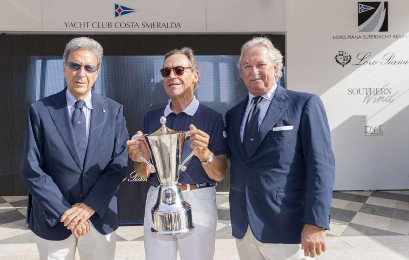 Il Commodoro YCCS Riccardo Bonadeo e Pier Luigi Loro Piana consegnano la Silver Jubilee Cup a Sir Lindsay Owen-Jones