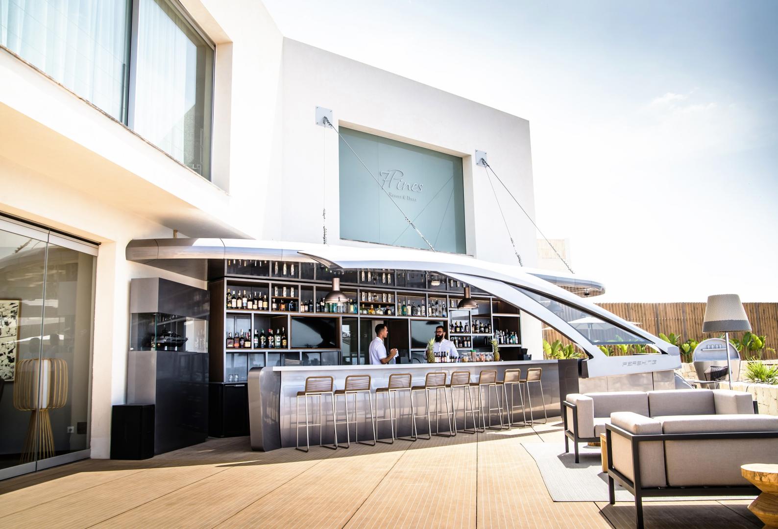 Pershing Yacht Terrace al 7Pines Resort di Ibiza