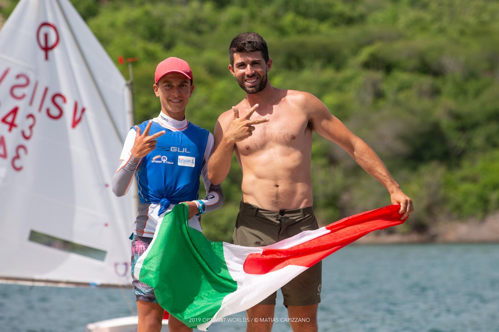 Simone Ricci festeggia con Marco Gradoni il terzo titolo mondiale Optimist