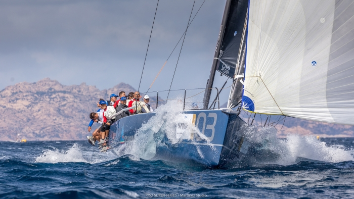 Azzurra in the middle of a race