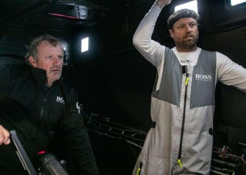 Hugo Boss withdrawing from race with keel damage
