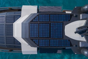 Arcadia Yachts A105, vetrocamere con pannelli fotovoltaici