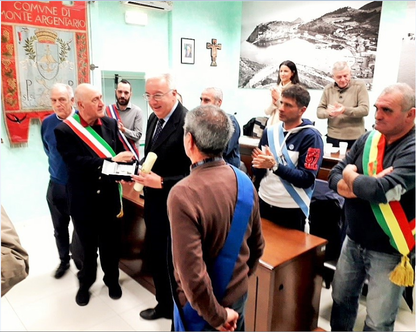 Il momento della consegna del Guzzo d'Oro a Paolo  Mastracca da parte del sindaco Franco Borghini e del presidente dello YCSS Piero Chiozzi