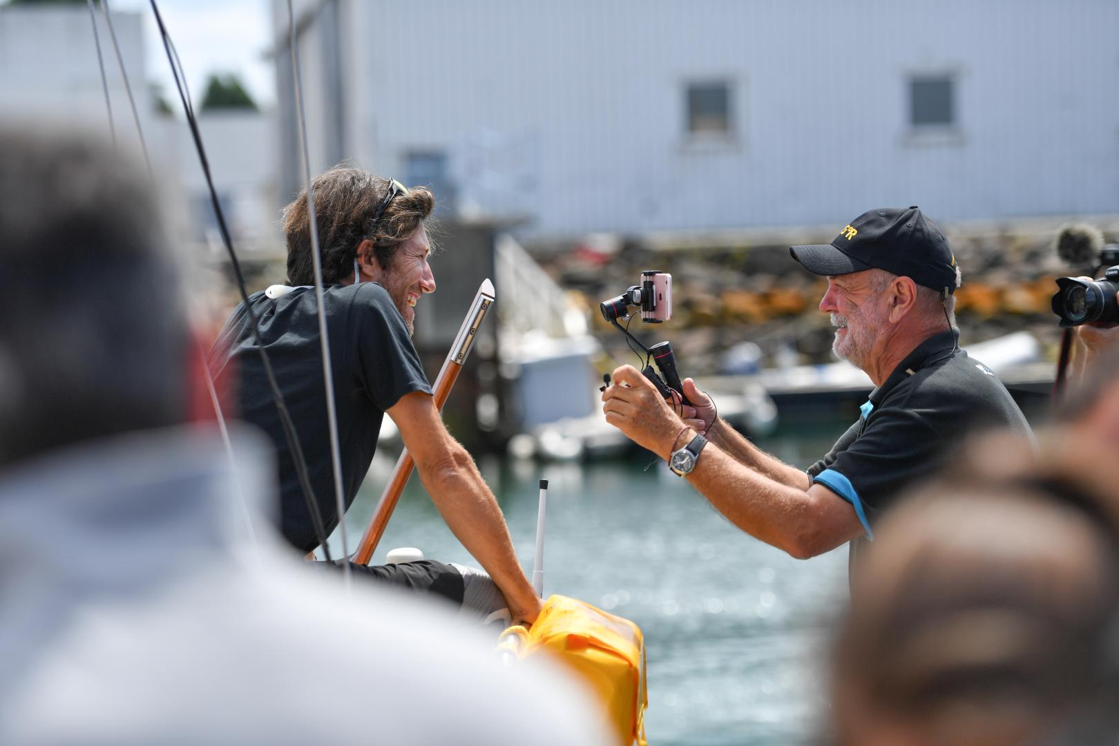 Francesco Cappelletti con il fondatore e direttore della Golden Globe Race 2018: Don McIntyre. Foto di Christophe Favreau