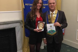 La campionessa mondiale di apnea Alessia Zecchini con il dottor Pier Luigi Di Giorgio, Presidente del Rotary Club Roma Capitale