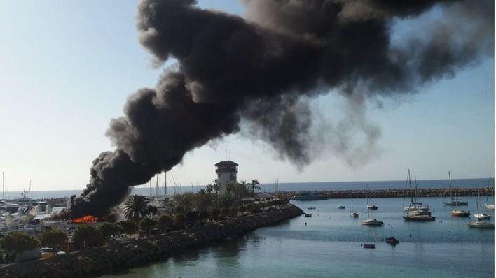 Yacht a fuoco a Puerto Portals: tutti illesi, barca distrutta
