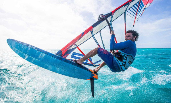 Matteo Iachino sulla sua tavola Starboard iSonic