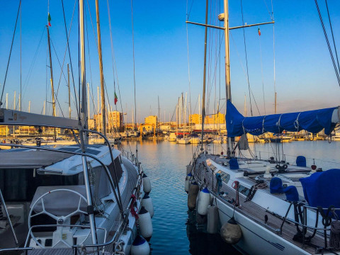 Marina Cala de’ Medici lancia il progetto “Alto Tirreno Charter Base” per salvare il turismo nautico in Toscana